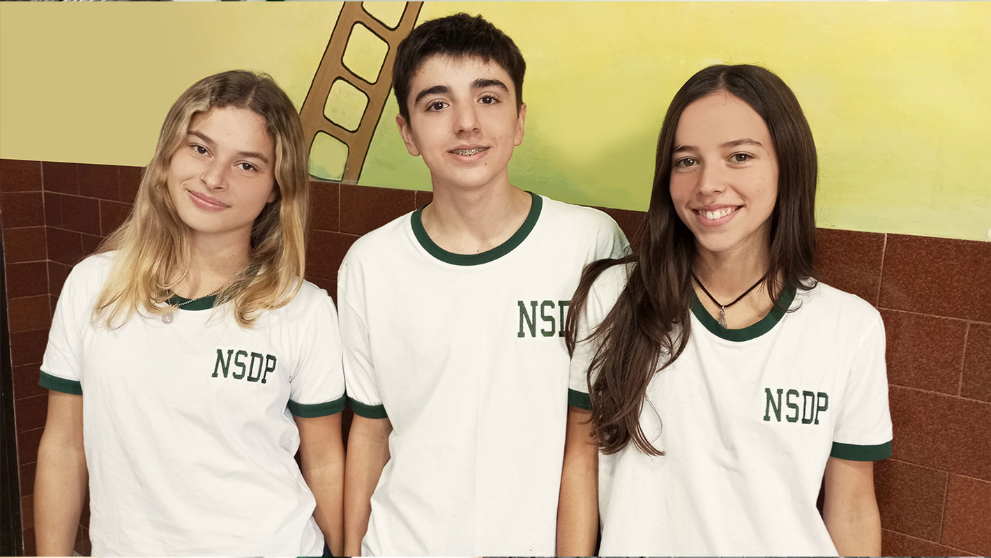 Estudiantes en clase de inglés bilingüe